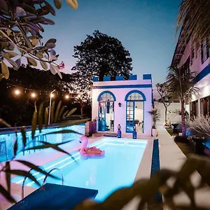 https://bombora-surf-camp.hotelsseminyak.net
